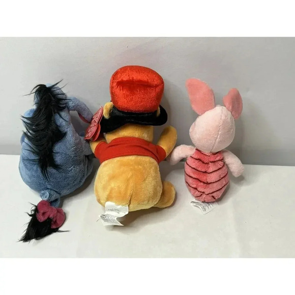 Disney Store Winnie the Pooh Free Hugs 8 Inch Valentine Beanbag - Picture 2 of 2